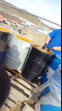 Jeter des produits chimiques dans le désert forcé par son employeur - la honte !