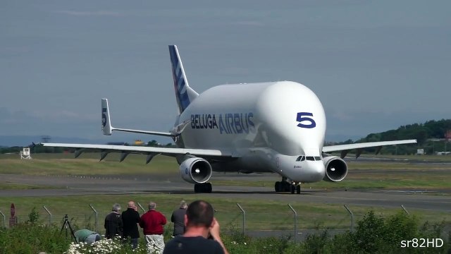 Le décollage d'un Airbus Beluga devant les yeux d'un homme impressionné