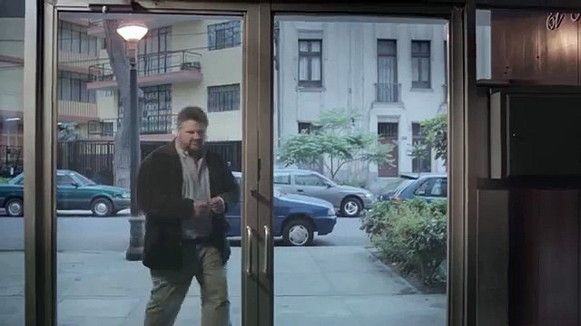 Cette fille rejette son père lorsqu’il s’approche, mais ce qu’il va faire est très touchant