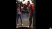 Deux amis bourrés s'amusent au punching ball dans une fête foraine