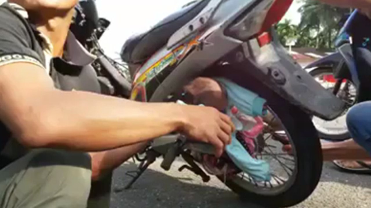 Un bébé se retrouve coincé dans une jante de moto