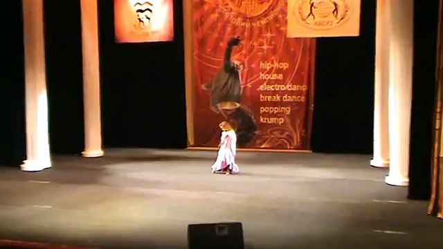 Cette fillette arrive sur scène, vous serez étonnez de la manière dont elle va danser !