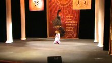 Cette fillette arrive sur scène, vous serez étonnez de la manière dont elle va danser !
