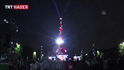 Eyfel yine Kırmızı-Beyaz
