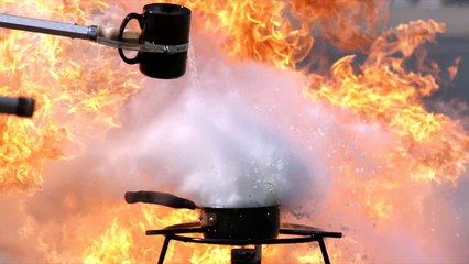 Pourquoi il ne faut JAMAIS jeter de l'eau sur une casserole en feu