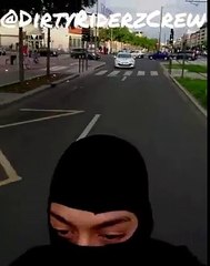 Il se fait poursuivre par les policiers et il prend le temps de filmer.