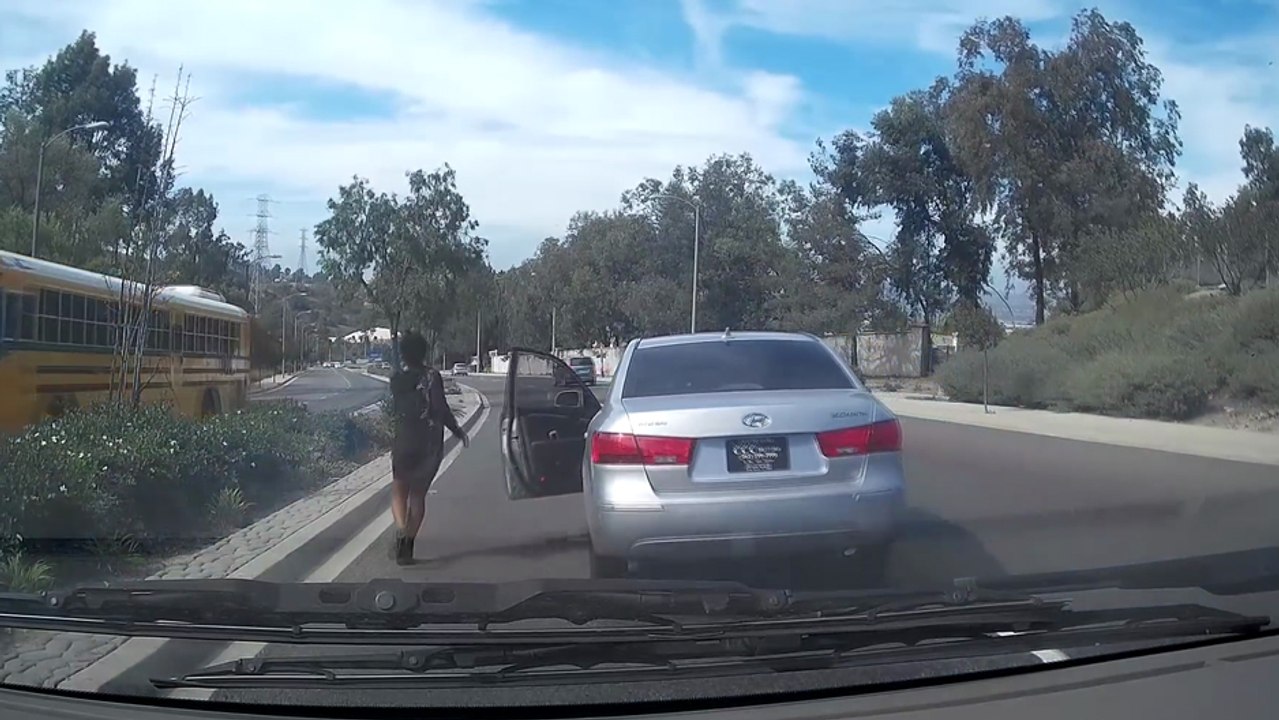 Elle descend de sa voiture et la laisse rouler..