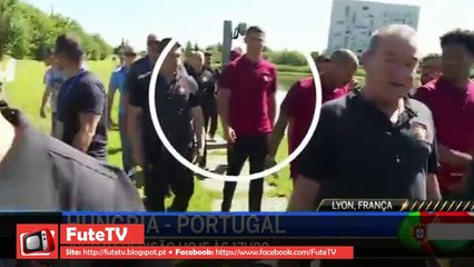CRISTIANO RONALDO ATIRA MICROFONE DA CMTV PARA UM LAGO