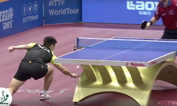 Un coup incroyable lors d'un championnat de ping-pong
