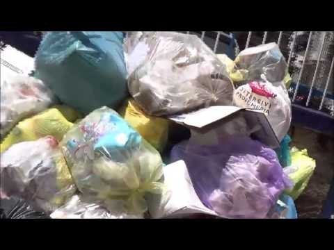 Aversa (CE) - Rifiuti in strada fino alle 13, problema da risolvere per il nuovo sindaco (21.06.16)