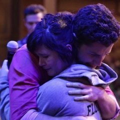 Una niña sin un brazo recibe uno mecánico