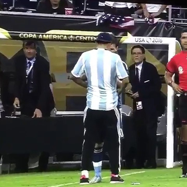 Argentinian Fan bows down and shows Respect to Leo Messi - USA vs Argentina Coma America 2016