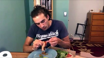 Vegano Mangia Accidentalmente Del Formaggio E Sbrocca Completamente