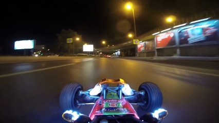 Conduire une voiture télécommandée sur la route de nuit dans les embouteillages