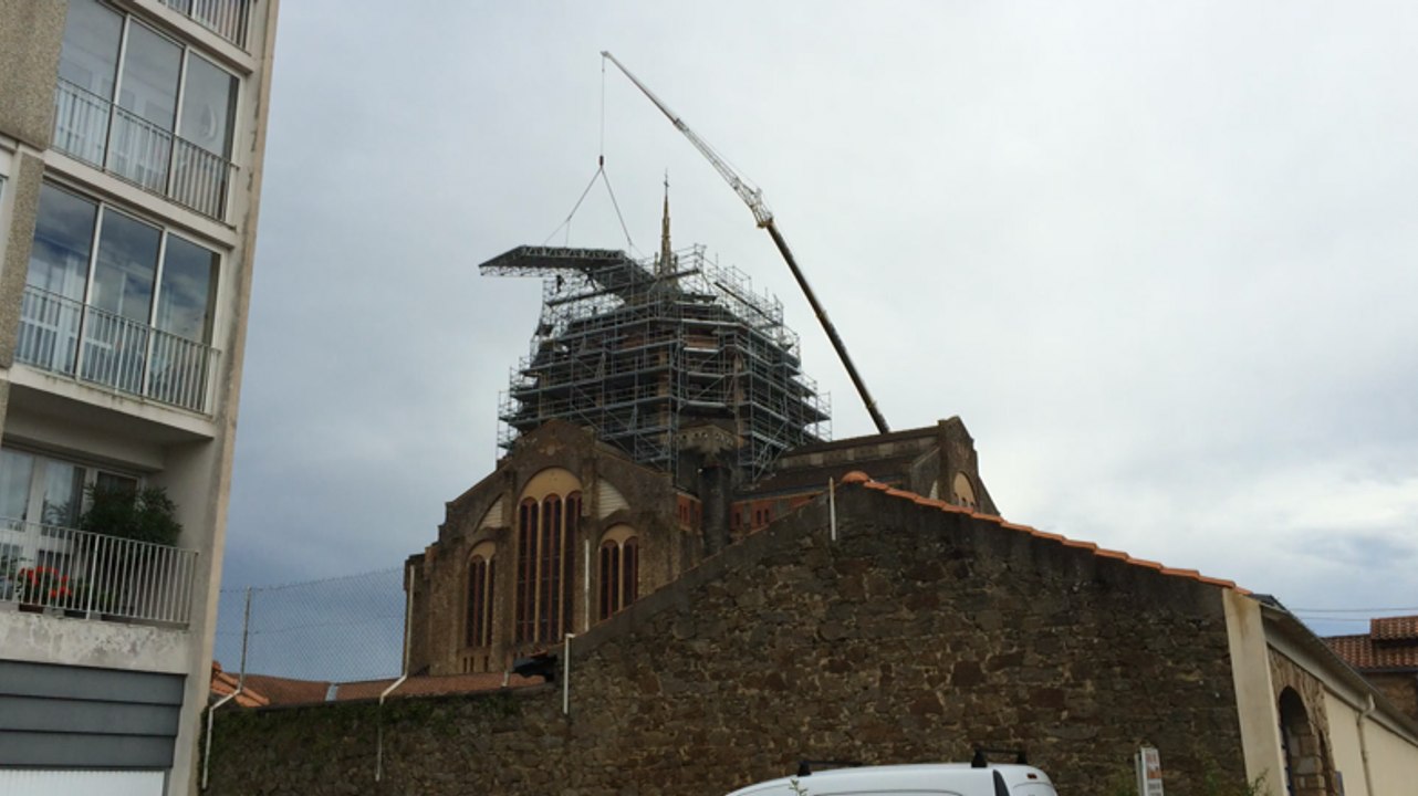 Un toit posé sur l'église du Sacré-Coeur