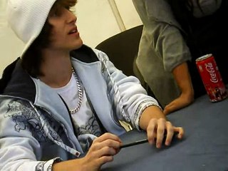 PORTA FIRMANDO LIBROS EN PLAZA CATALUNYA 23-04-2008