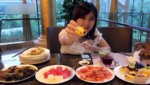 中国大胃王：美女吃了顿自助餐被老板果断拉黑