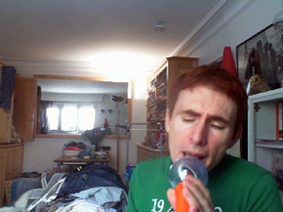 Wiwi égratigne "jamais la paix" de Mademoiselle K