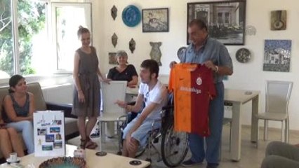 Fanatik Galatasaraylı Engelli Gence İmzalı Forma Sürprizi