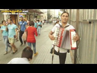 İstiklal Caddesi Müzisyenlerinden Rumen Florin ve Ona Dansı İle Eşlik Eden Kız