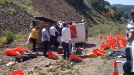 Karayolları Çizgi Ekibine Yakıt Tankeri Çarptı 1 Ölü, 1 Ağır Yaralı