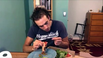 Un vegan mange accidentellement du fromage et pète un plomb