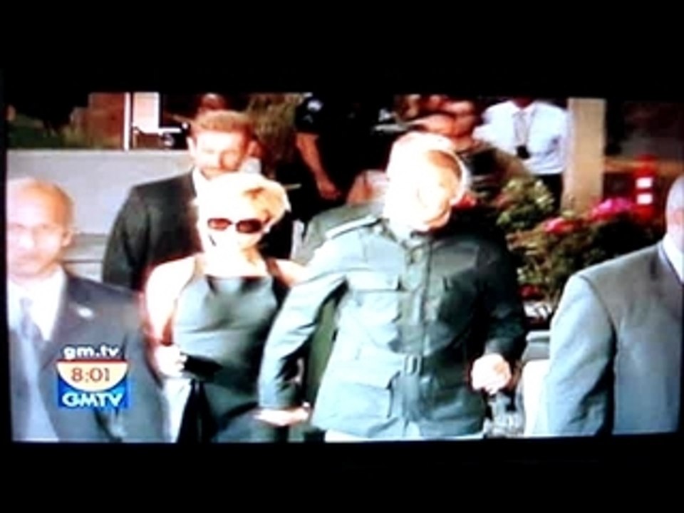 Posh & Becks Arrive in LA