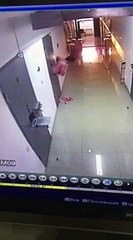 Un prisonnier parvient à sortir de sa cellule par la trappe de la porte !