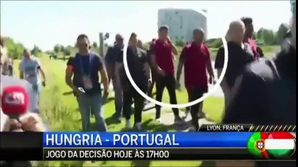 Cristiano Ronaldo jette le micro d'un journaliste dans l'eau