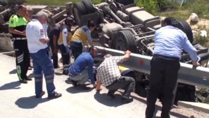 Saman Yüklü Tır Devrildi: 1 Ölü