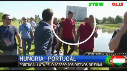 Cristiano Ronaldo arremessa microfone de repórter em lago