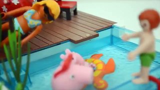 Pig George da Familia Peppa Pig nadando na Piscina!!! Em Portugues