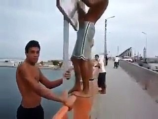 أطفال يقفزون من أعلى قنطرة بنزرت
