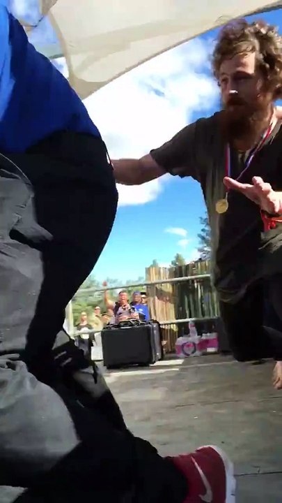 Un groupe de musique fait n’importe quoi sur la scène d’un festival et déclenche une grosse bagarre avec la sécurité