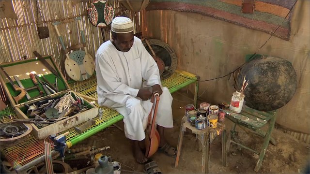 الطنبور السوداني.. عزف على أوتار تراث يأبى الاندثار