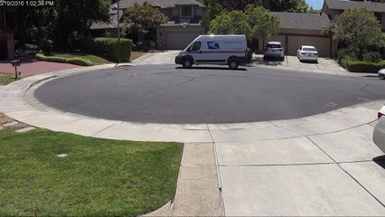 Un livreur surpris en train de balancer un colis comme un frisbee