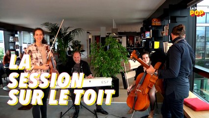 Ménélik interprète "Je me souviens" dans la session sur le toit