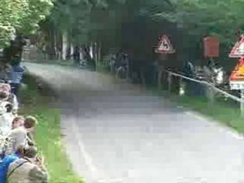 Une saxo perd ses roues dans un virage