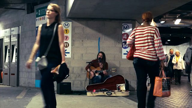 Grosse surprise pour ces musiciens du métro parisien quand des danseurs les rejoignent