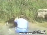 Un homme saute dans un enclos à singes, puis ce qu'il fait à l'un d'entre eux laisse les visiteurs bouche bée!