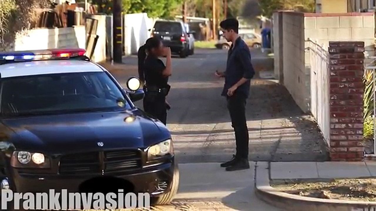 Besando a la Policia (Besos Faciles) Kissing Hot Female Cops - Kissing prank