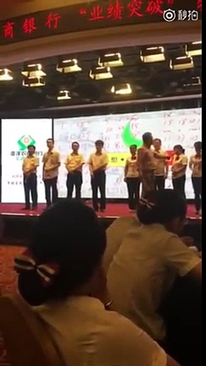 INCROYABLE : il donne des fessées à ses employés !