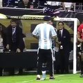 Copa América: Un aficionado ingresa a la cancha para abrazar a Messi.