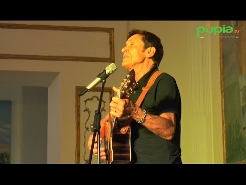Gianni Morandi canta per i detenuti del carcere di Napoli - Pupia.tv
