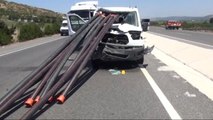 İzmir - Kamyonet Römorklu Traktöre Arkadan Çarptı 1 Ölü, 3 Yaralı