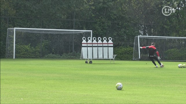 Aprendeu com o Mito? Denis cobra faltas após treino do São Paulo