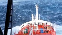 Mengerikannya Kapal Tanker Sewaktu Berlayar Melewati Badai di Lautan Samudra