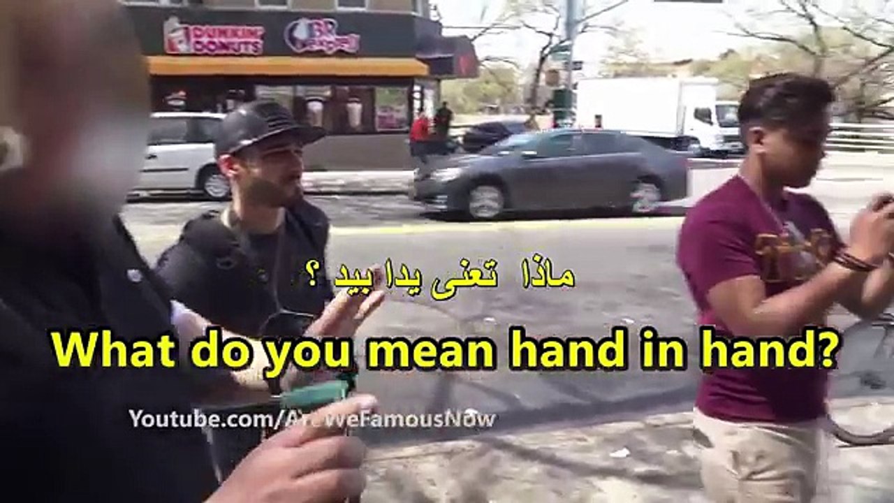 ---فتاة مسلمة تمشى مع شاب يهودى فى شوارع امريكا _ ما فعله الناس معهم لم يكن مجرد كلام شاهد بنفسك