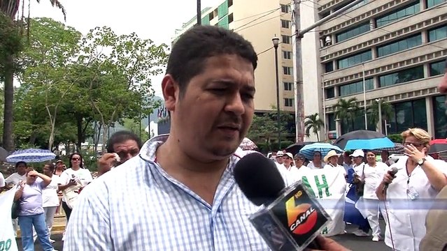 Enfermeras auxiliares salen a las calles