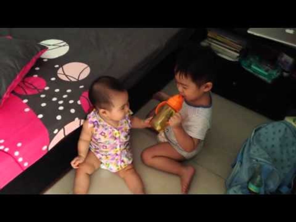 Rio dạy Cherry múa hát và uống nước